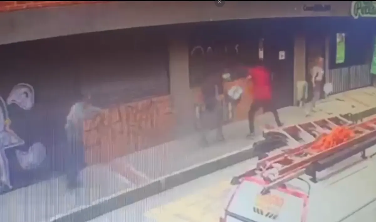 Indignante ataque con ácido en Fontibón: agresor permanece libre a pesar de pruebas 1 Indignante ataque con ácido en Fontibón: agresor permanece libre a pesar de pruebas Un padre de familia y maestro de obra fue brutalmente atacado con ácido en Fontibón, solo por reclamar un acto de intolerancia. Lo más indignante es que su agresor está libre, a pesar de las pruebas.