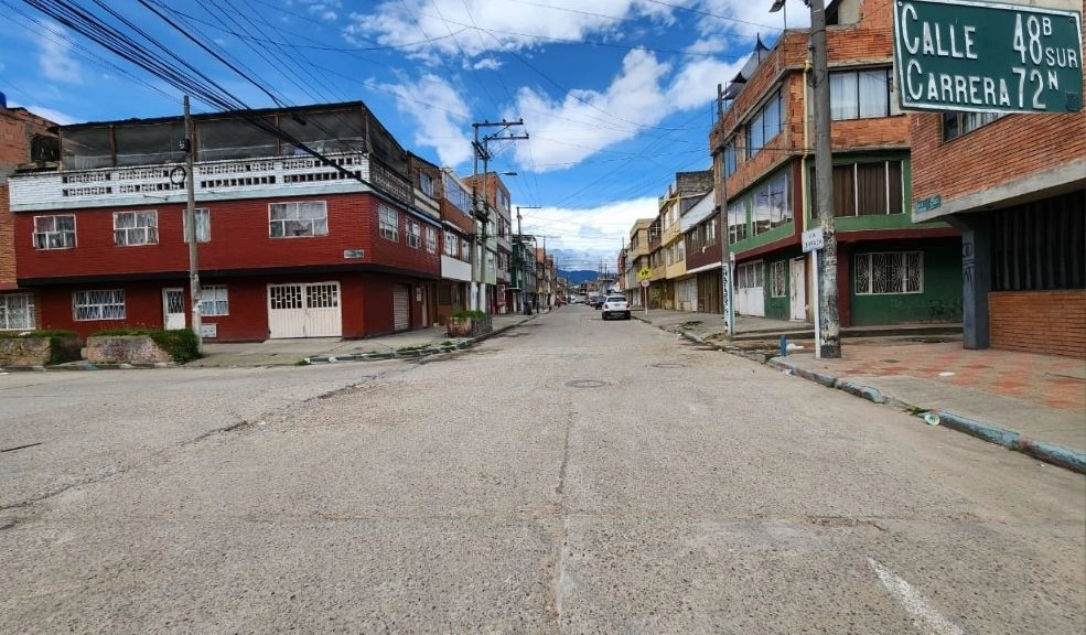 Intento de feminicidio en Kennedy: mujer fue salvajemente golpeada por su expareja Un brutal acto de violencia de género sacudió el barrio Boitá en Kennedy, donde una mujer fue salvajemente golpeada y luego arrollada por su expareja.