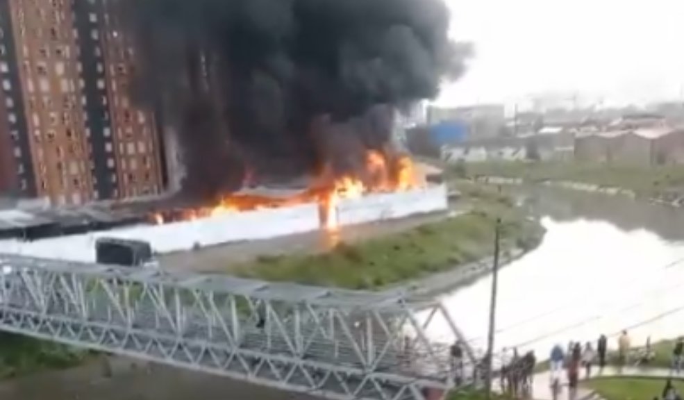 Incendio en Kennedy consumió una bodega de reciclaje