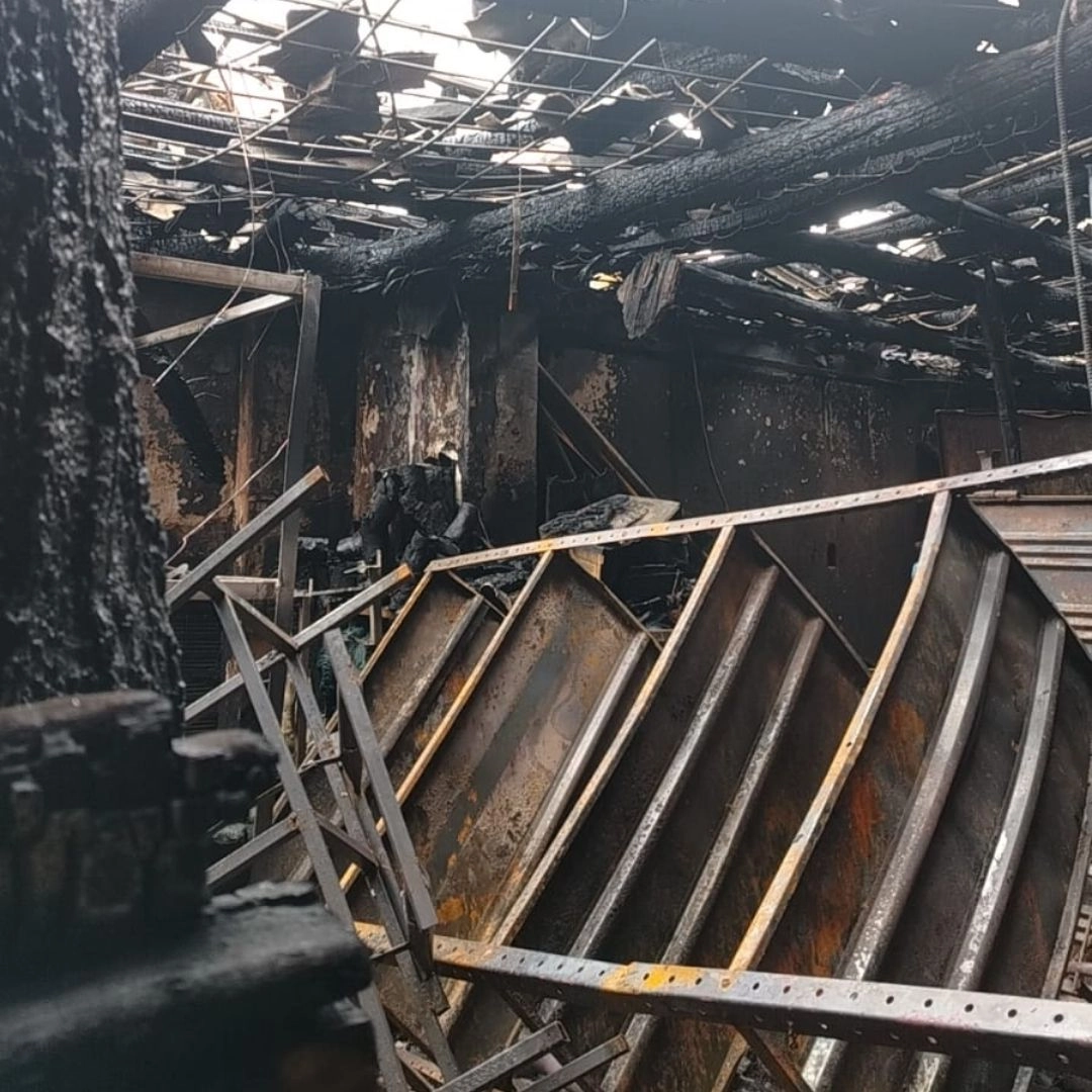 Incendio en La Favorita, en Los Mártires, dejó pérdidas millonarias: comerciantes viven un drama Q’HUBO habló con varios comerciantes del sector de La Favorita (Los Mártires), tras el incendio ocurrido la noche del jueves, que destruyó sus negocios. Según ellos, los constantes bajonazos en el servicio de energía pudieron haber sido los causantes del hecho.