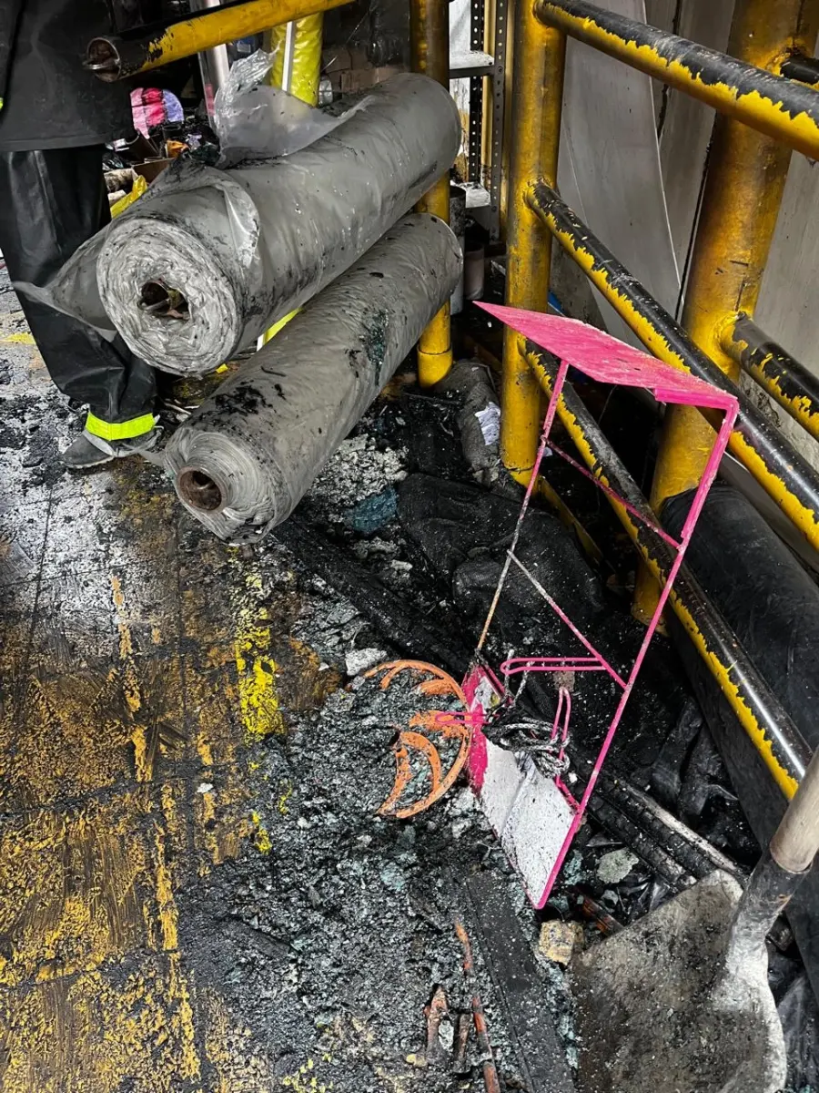 Incendio en La Favorita, en Los Mártires, dejó pérdidas millonarias: comerciantes viven un drama Q’HUBO habló con varios comerciantes del sector de La Favorita (Los Mártires), tras el incendio ocurrido la noche del jueves, que destruyó sus negocios. Según ellos, los constantes bajonazos en el servicio de energía pudieron haber sido los causantes del hecho.