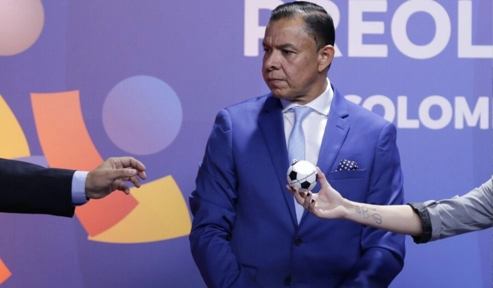 Iván René Valenciano, el goleador, fue hospitalizado en EE. UU. por esta razón 1 Iván René Valenciano, el goleador, fue hospitalizado en EE. UU. por esta razón Un amigo cercano de Iván René Valenciano compartió detalles sobre las causas que lo llevaron a ser hospitalizado en una clínica de Estados Unidos. El propio goleador se pronunció al respecto en sus redes sociales.