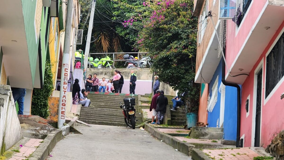 Joven muere baleado en lote de Rafael Uribe Una mañana de horror se vivió en el barrio Palermo Sur, Rafael Uribe, donde Manuel Tiberio Álvarez, un joven de 28 años, fue asesinado a bala dentro de un lote en el sector de Las Brisas.