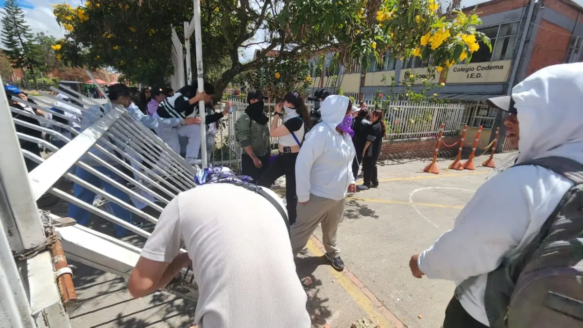 Kennedy: revelan detalles sobre el presunto abuso de niña en colegio Codema Q'HUBO habló con una persona cercana a la familia de la niña que, presuntamente, fue abusada por un grupo de estudiantes del colegio Codema de Kennedy. El relato es estremecedor.