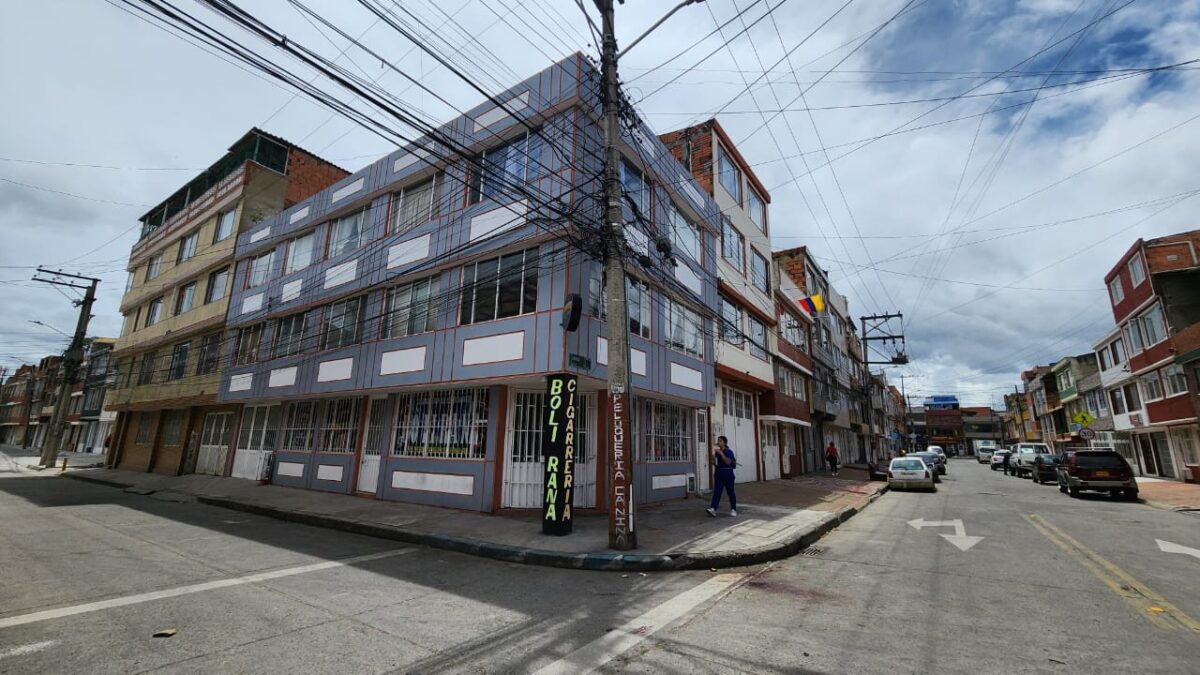 Kennedy: riña en Boitá, entre dos hombres, terminó en tragedia. Impactante relato de vecino Un acto de intolerancia ocurrido en el barrio Boitá, en la localidad de Kennedy, desencadenó un enfrentamiento entre dos hombres que terminó con la muerte de uno de ellos. El agresor, al parecer, es conocido en la zona.