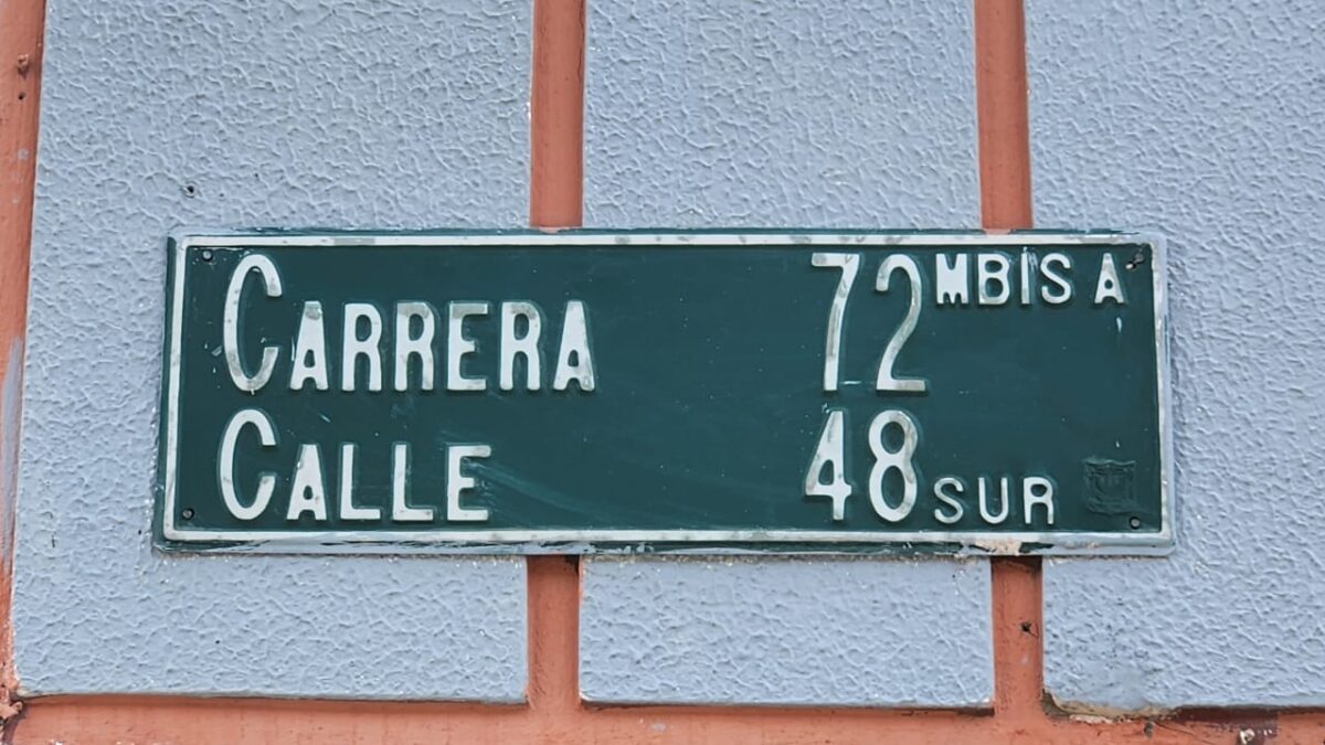 Kennedy: riña en Boitá, entre dos hombres, terminó en tragedia. Impactante relato de vecino Un acto de intolerancia ocurrido en el barrio Boitá, en la localidad de Kennedy, desencadenó un enfrentamiento entre dos hombres que terminó con la muerte de uno de ellos. El agresor, al parecer, es conocido en la zona.