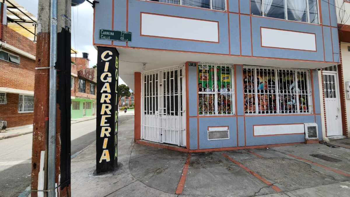 Kennedy: riña en Boitá, entre dos hombres, terminó en tragedia. Impactante relato de vecino Un acto de intolerancia ocurrido en el barrio Boitá, en la localidad de Kennedy, desencadenó un enfrentamiento entre dos hombres que terminó con la muerte de uno de ellos. El agresor, al parecer, es conocido en la zona.