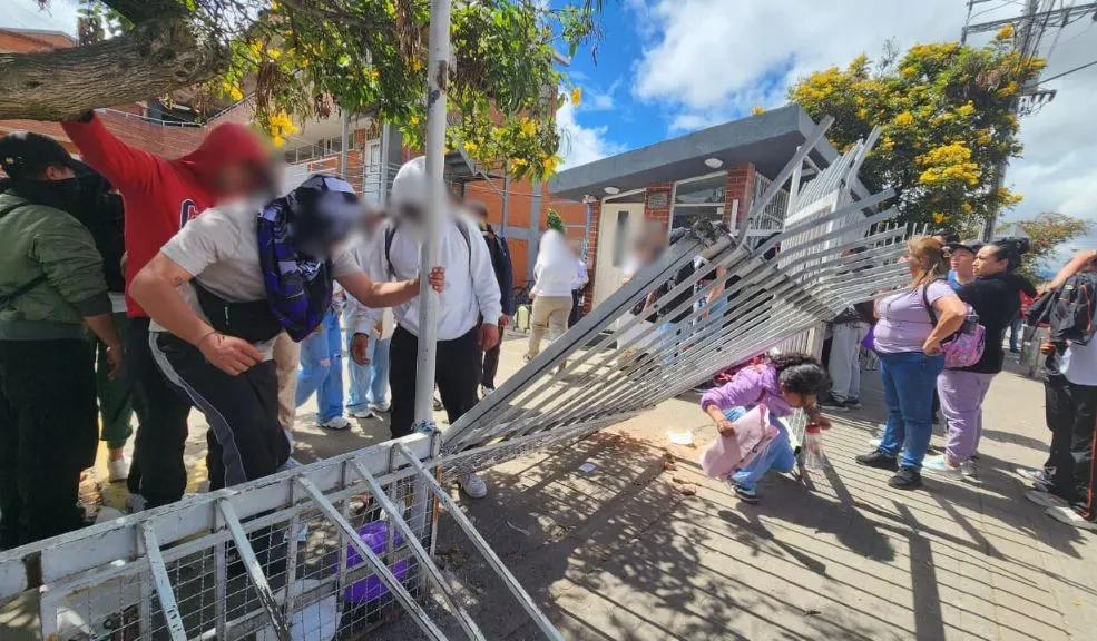 Kennedy: disturbios a las afueras del colegio Codema. ¿A qué se debe? 1 Kennedy: disturbios a las afueras del colegio Codema. ¿A qué se debe? Luego del presunto abuso sexual de una menor en un colegio de Kennedy, estudiantes y padres protestaron este jueves en las afueras de la institución.