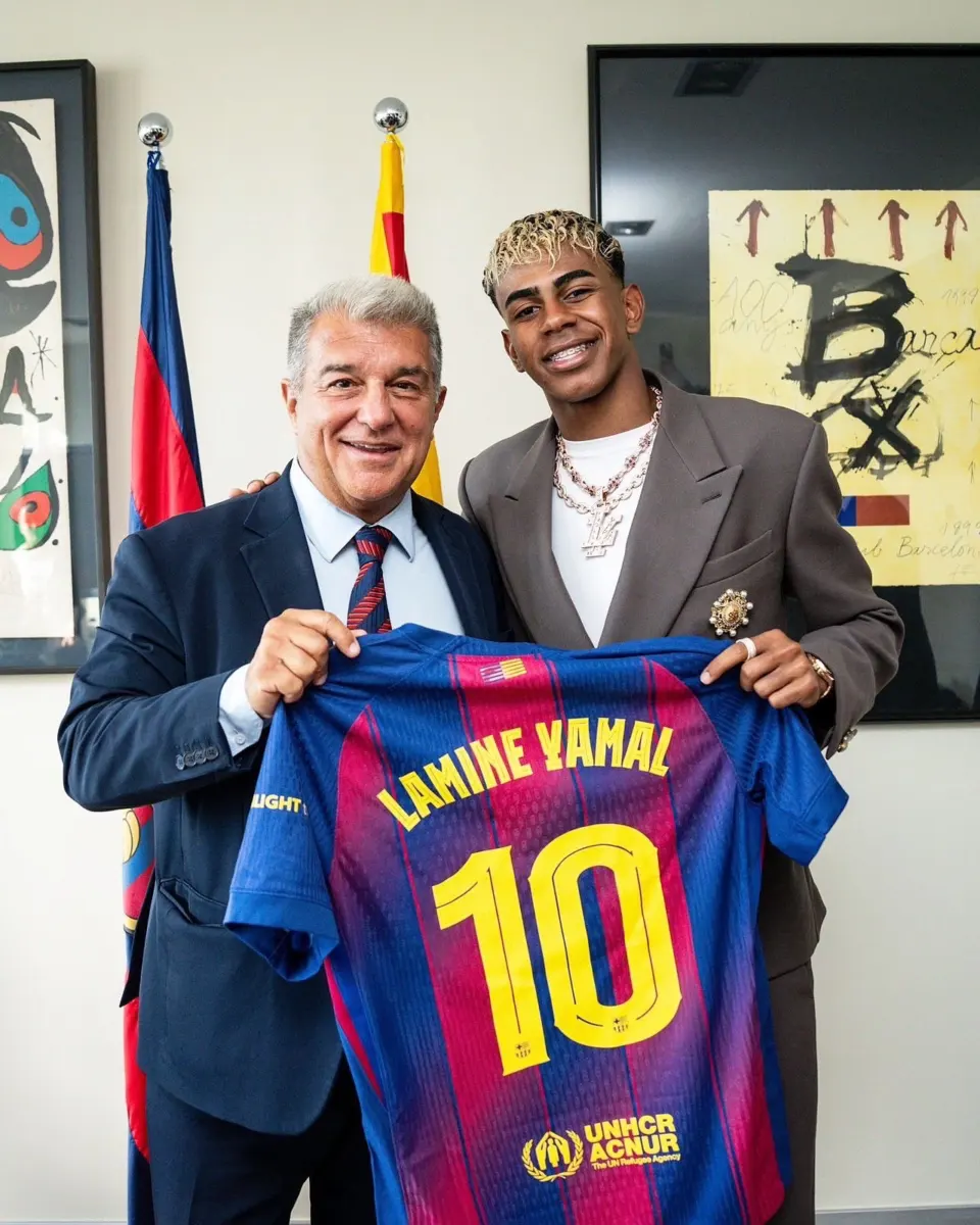 Lamine Yamal hereda el dorsal '10' del Barça Todo el mundo sueña con tener algo de ellos. Me sentaría con todos, haría un mano a mano con todos, son tres jugadores increíbles, Meessi lo es aún. Intentaré seguir ese camino", aseguró.