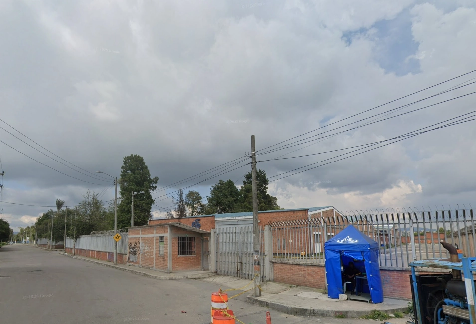 Misteriosa muerte de estudiante en colegio de Engativá sigue sin aclararse 1 Misteriosa muerte de estudiante en colegio de Engativá sigue sin aclararse Sin explicación oficial, la muerte de un joven en Engativá conmociona a la comunidad educativa.
