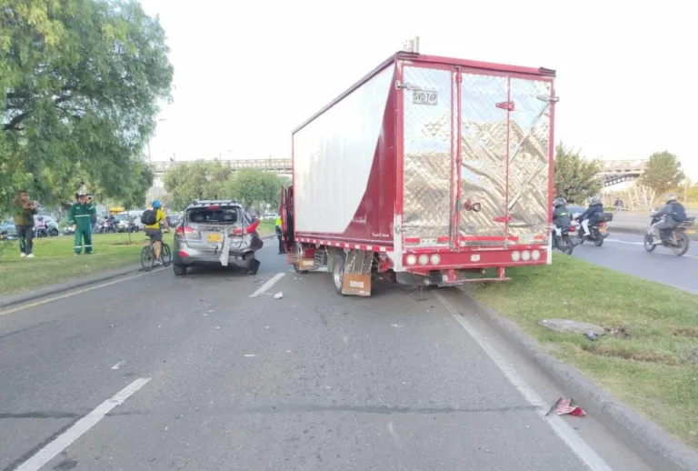 Choque múltiple tiene paralizada la Av. Boyacá