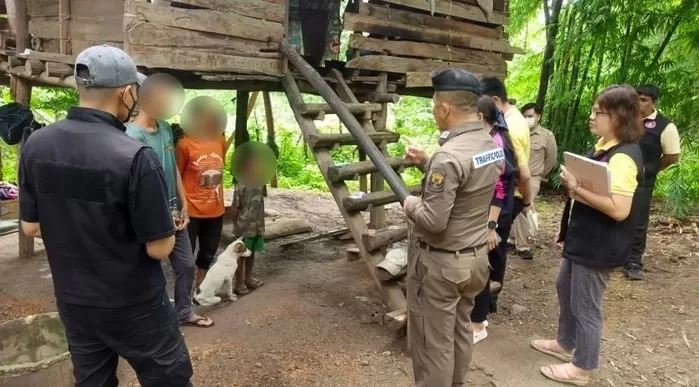 Abandonado por su familia, un niño creció entre perros y aprendió a ladrar La historia llegó a oídos de Paveena Hongsakul, representante de la Fundación para Niños y Mujeres, tras una alerta emitida por el director de una escuela en el distrito de Lap Lae.