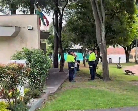 Periodista de RTVC fue víctima de racismo en bus del SITP 2 Periodista de RTVC fue víctima de racismo en bus del SITP La periodista de RTVC, Yajaira Perea, denunció haber sido víctima de un ataque racista en un bus del SITP. Según su relato, una mujer la insultó con expresiones vulgares, sin provocación alguna.