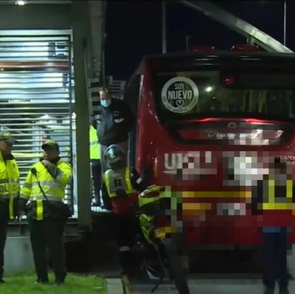Pánico en TransMilenio: asesinan a un hombre durante una pelea al interior de un bus 1 Pánico en TransMilenio: asesinan a un hombre durante una pelea al interior de un bus Los hechos se presentaron en un articulado que cubre la ruta de Suba al Tunal.