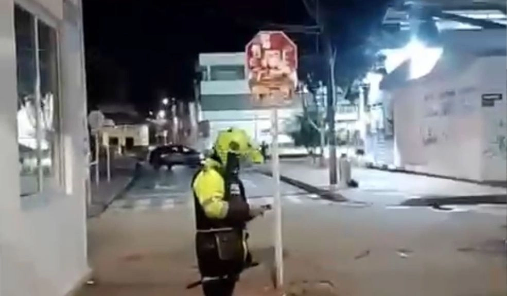 Policía agredió a ciudadano de Funza y mató a su mascota durante procedimiento Un ciudadano de Funza asegura haber sido agredido físicamente por la Policía en el parque principal, lo que derivó en la muerte de su mascota, un pequeño roedor.