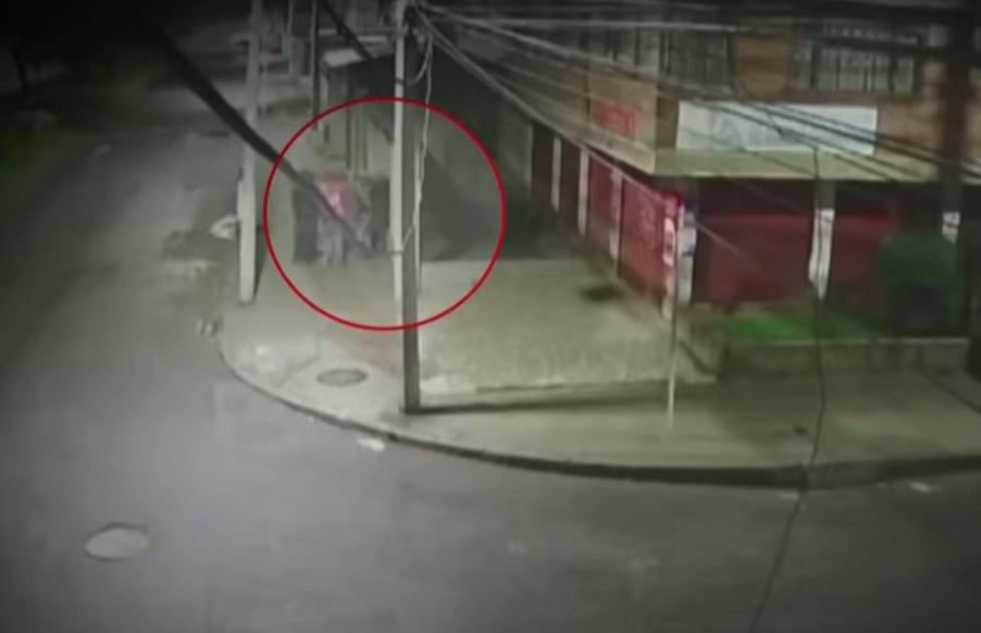 Puente Aranda: asesinan a un vigilante en medio de un hurto en el barrio Camelia Un hombre fue asesinado con sevicia en el barrio La Camelia, Puente Aranda, tras ser atacado por al menos ocho sujetos mientras regresaba a casa en la madrugada.