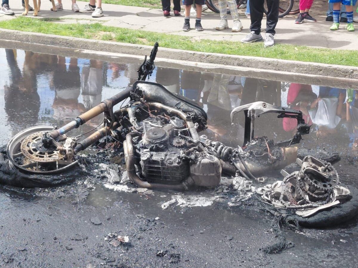 'Paloterapia' y quema de moto a dos presuntos ladrones en Kennedy