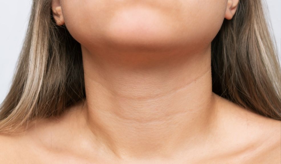 Pensó que era solo dolor de garganta… ¡y era una espina saliéndole del cuello! Fue en casa, mientras se preparaba para aplicarse un parche de dolor, cuando ocurrió lo inesperado: al palpar el área afectada, notó algo duro presionando desde dentro.