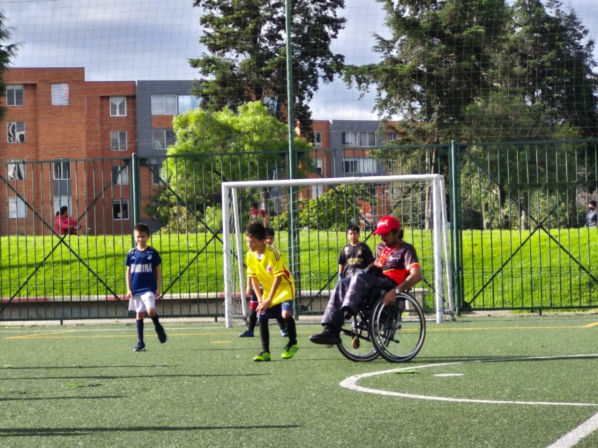 Kennedy tiene un profe que enseña fútbol, en silla de ruedas Conozca la historia de Rubén Darío que transforma vidas en Kennedy a través del deporte.