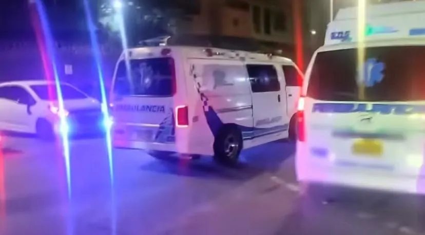 Puente Aranda: pillan a ambulancias corriendo en piques ilegales 1 Puente Aranda: pillan a ambulancias corriendo en piques ilegales En una avenida de Puente Aranda fueron grabadas dos ambulancias participando en piques ilegales. Una de estas, al parecer, fue usada por delincuentes el año pasado.