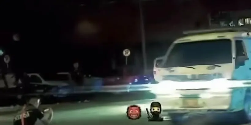 Puente Aranda: pillan a ambulancias corriendo en piques ilegales 2 Puente Aranda: pillan a ambulancias corriendo en piques ilegales En una avenida de Puente Aranda fueron grabadas dos ambulancias participando en piques ilegales. Una de estas, al parecer, fue usada por delincuentes el año pasado.
