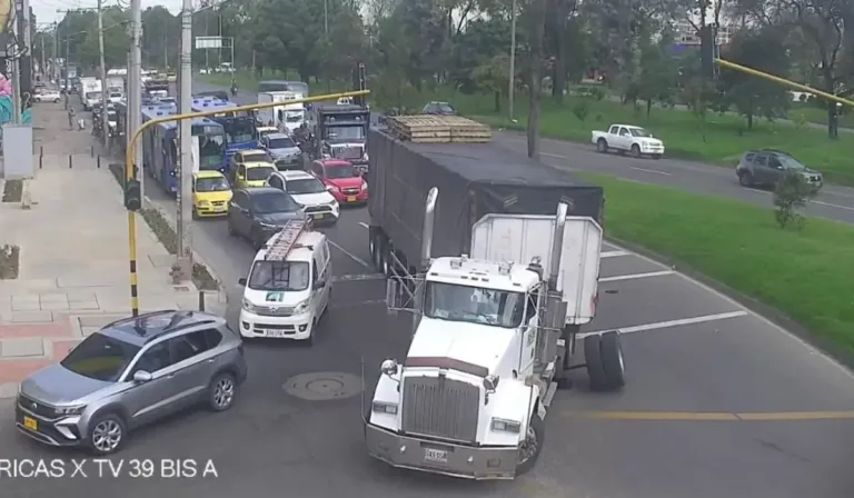 Puente Aranda: tractocamión varado en la Av. Américas genera congestión vial
