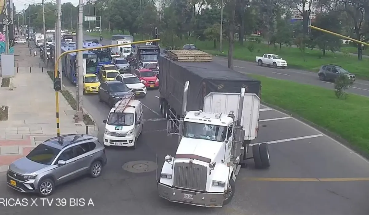 Puente Aranda: tractocamión varado en la Av. Américas genera congestión vial
