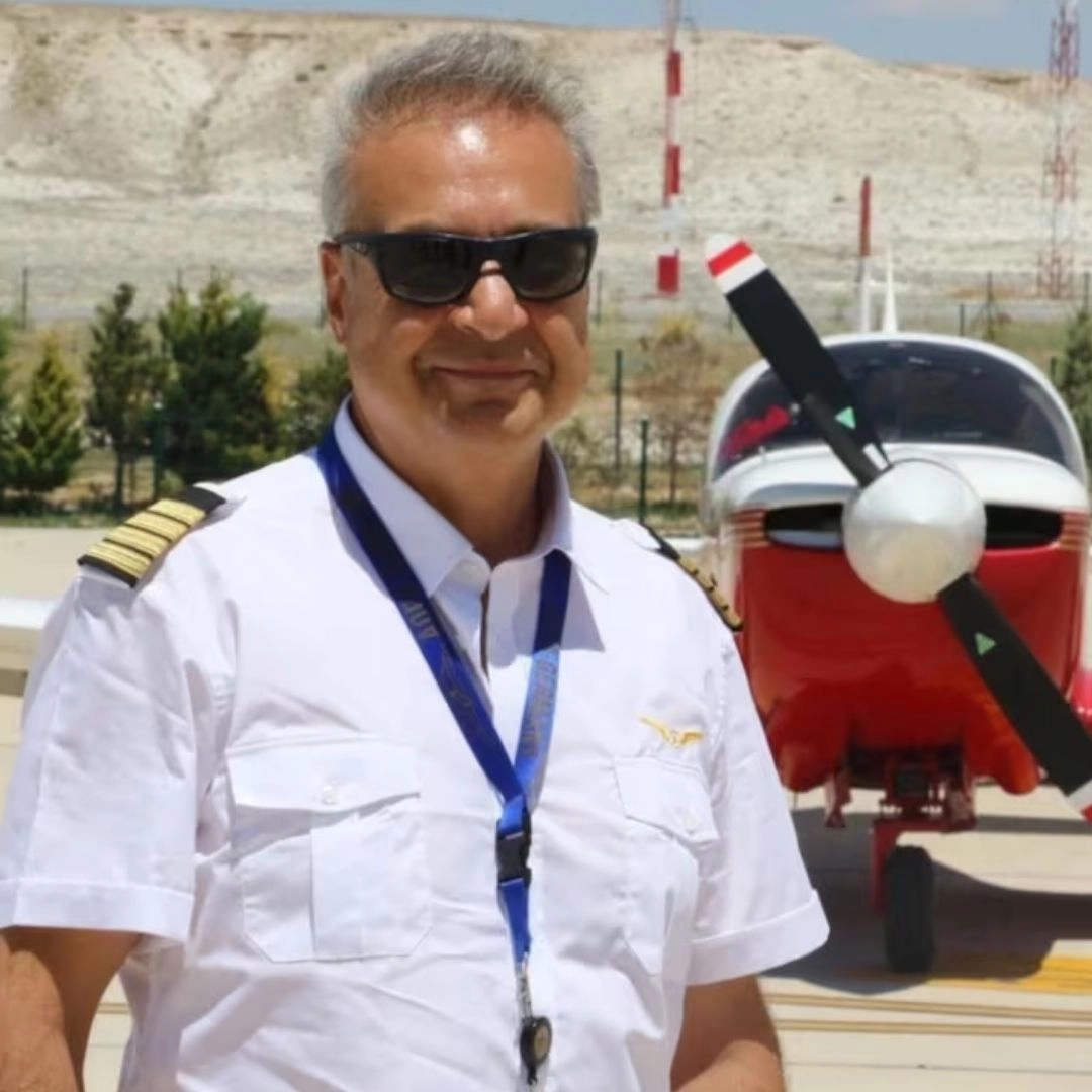 Quiso dar la vuelta al mundo en avioneta y murió en el intento 1 Quiso dar la vuelta al mundo en avioneta y murió en el intento El sueño de Mehmet Demirci de dar la vuelta al mundo en una avioneta terminó en tragedia. El ingeniero eléctrico de 57 años perdió la vida en un accidente aéreo en las montañas Kaçkar, al noreste de Turquía.