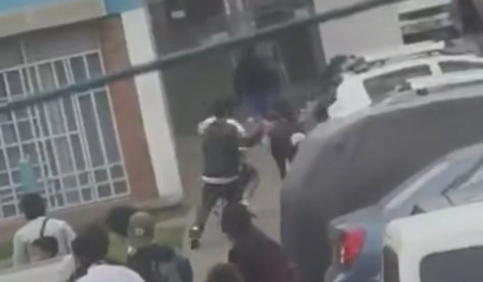 Riña con arma blanca: menor herido a la salida del colegio María Teresa Ortiz Violento hecho se dio a las afueras de un colegio en Madrid, Cundinamarca. Donde a un estudiante salio gravemente herido por ataque con arma cortopunzante.