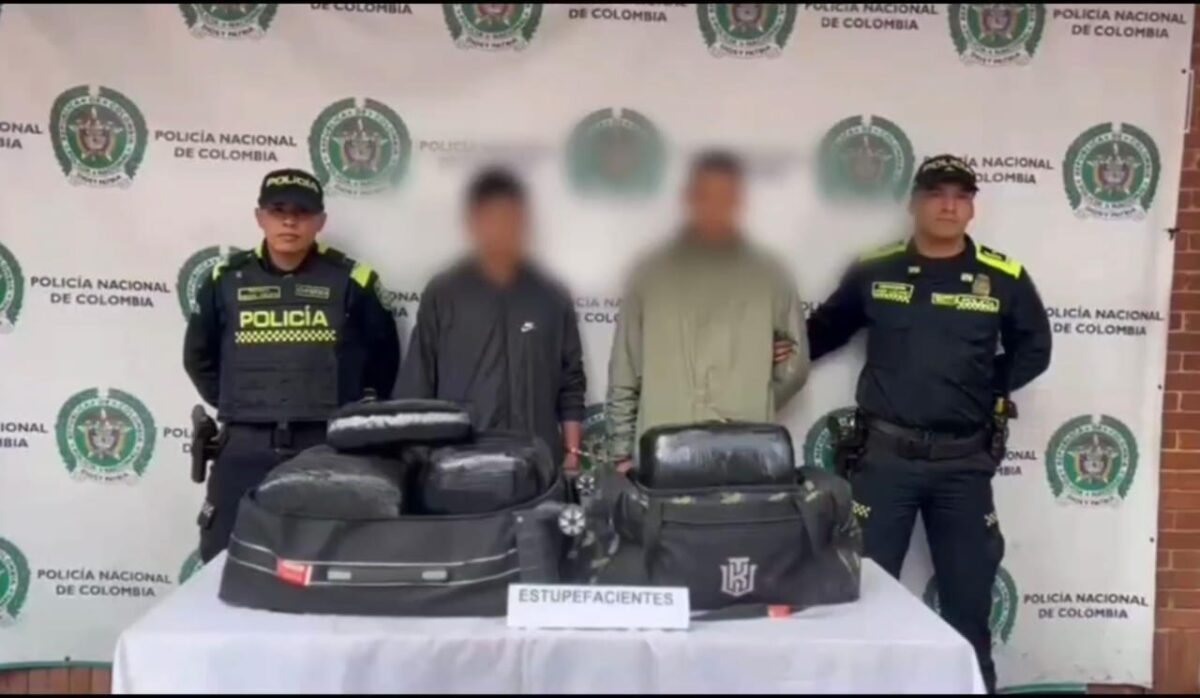 Rafael Uribe: capturan a dos hombres con 20 kilos de marihuana en taxi 1 Rafael Uribe: capturan a dos hombres con 20 kilos de marihuana en taxi Dos hombres fueron capturados en Rafael Uribe mientras transportaban más de 20 kilos de marihuana ocultos en maletas dentro de un taxi.