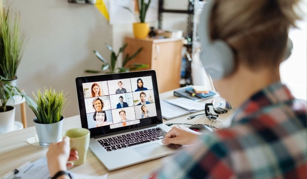 Riesgos del teletrabajo: el reto invisible para empresas y empleados 2 Riesgos del teletrabajo: el reto invisible para empresas y empleados Uno de los principales desafíos es garantizar que los trabajadores en esta modalidad cuenten con una infraestructura similar a la de los espacios presenciales, en términos de ergonomía, conectividad, herramientas de trabajo y condiciones seguras.