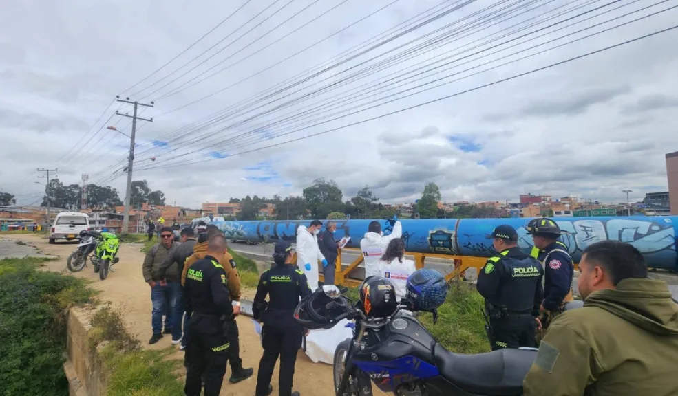 En Soacha: aterrador hallazgo de dos cadáveres Las autoridades de Soacha respondieron al llamado de la comunidad tras el hallazgo de dos cuerpos sin vida en los sectores de Hogar del Sol y en un puente sobre el río Soacha. Esto es lo que se sabe hasta ahora.