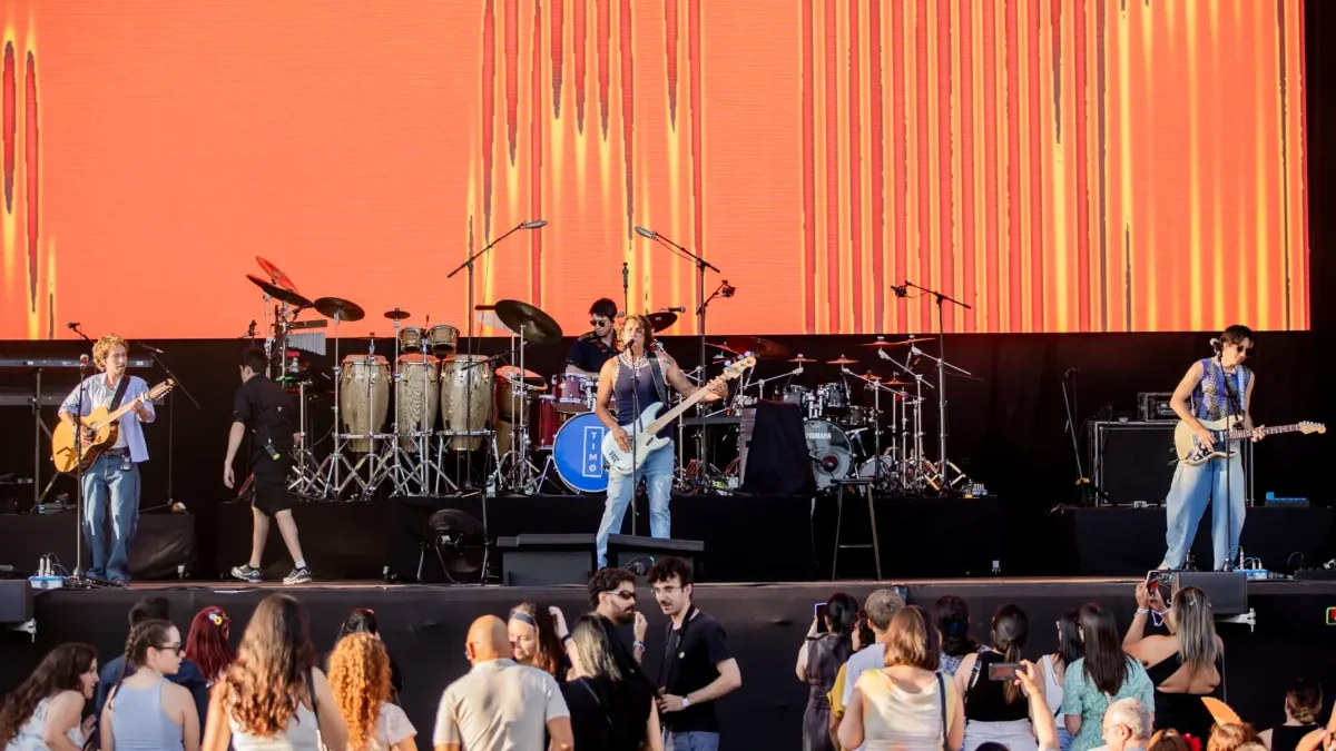 TIMØ la está rompiendo en Europa: llenó y se lució cantando con Juan Duque, Bacilos, entre otros En su parada en Madrid (España), la agrupación colombiana TIMØ dio un concierto memorable en el que participaron artistas de la talla de Bacilos, Andrés Cepeda y Juan Duque, con quien interpretó ‘Traguita’.