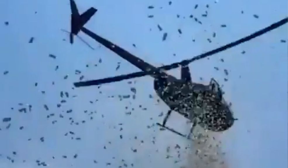 Tiraron la herencia desde un helicóptero para homenajear a un muerto Los habitantes de Detroit, Estados Unidos, fueron testigos de una insólita despedida al ver que del cielo caían miles de dólares y pétalos de rosa de un helicóptero como manera de homenaje.