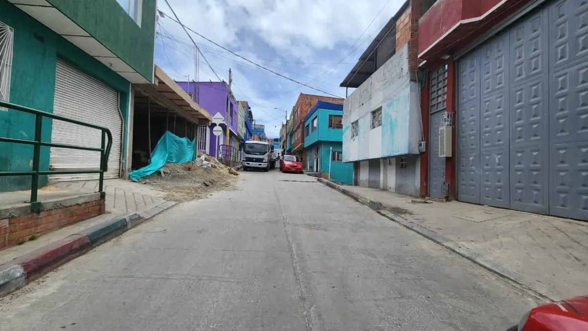 Tiroteo en Ciudad Bolívar dejó a una mujer muerta y dos heridos 2 Tiroteo en Ciudad Bolívar dejó a una mujer muerta y dos heridos Dos hombres armados en motocicleta atacaron un establecimiento comercial en Ciudad Bolívar, dejando a una mujer fallecida y a dos hombres heridos.