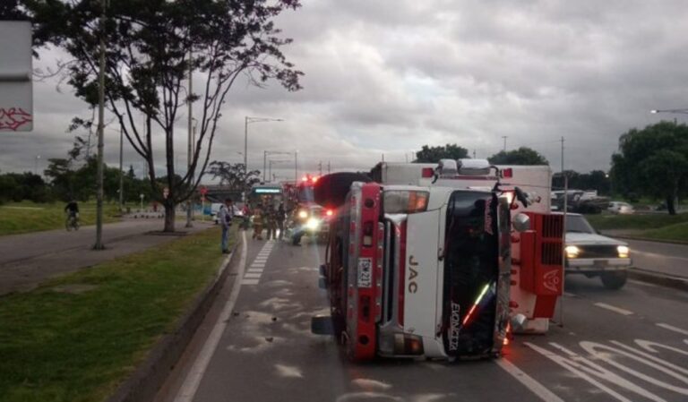 Trancón en Kennedy un camión volcó en plena Av. Boyacá
