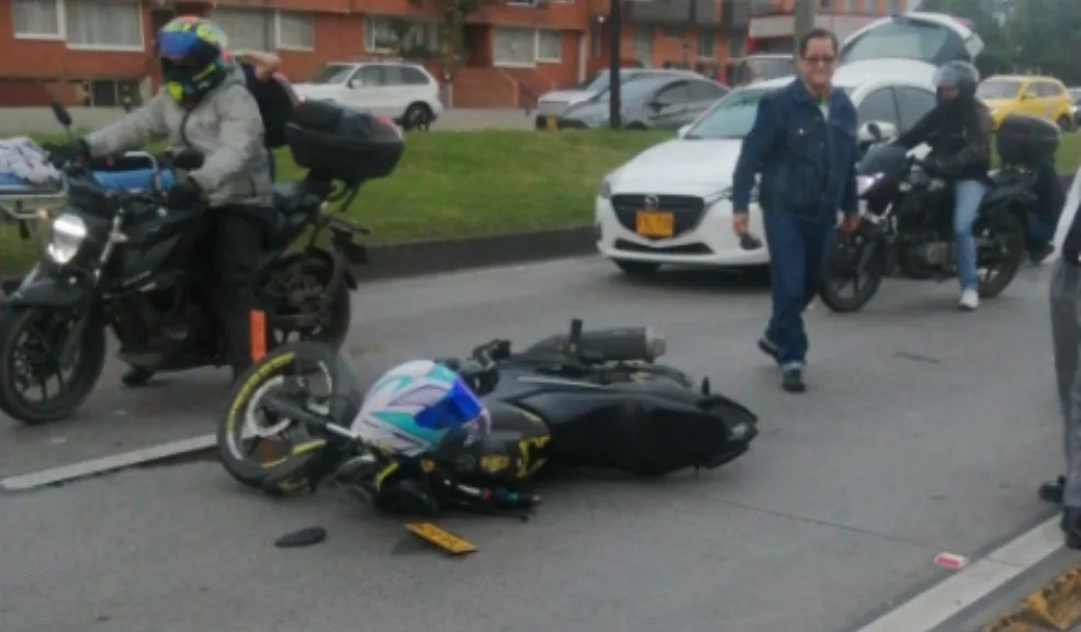 Trancón en la Avenida El Dorado por accidente vial motociclista salió herido