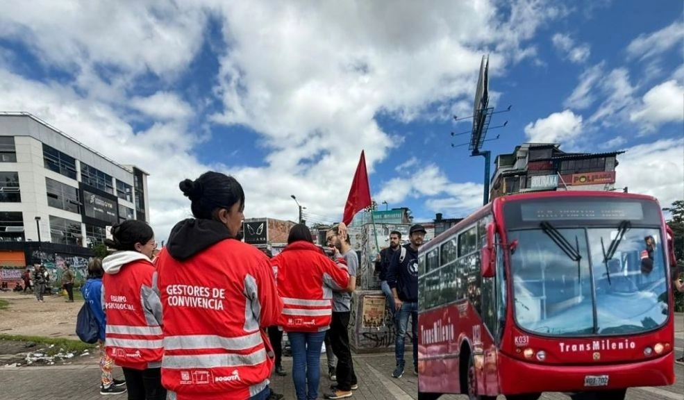 TransMilenio cierra portal y desvía rutas por manifestaciones en Bogotá Manifestaciones en Bogotá generan bloqueos viales y obligan al cierre temporal de un portal de TransMilenio, afectando la movilidad de miles de usuarios.