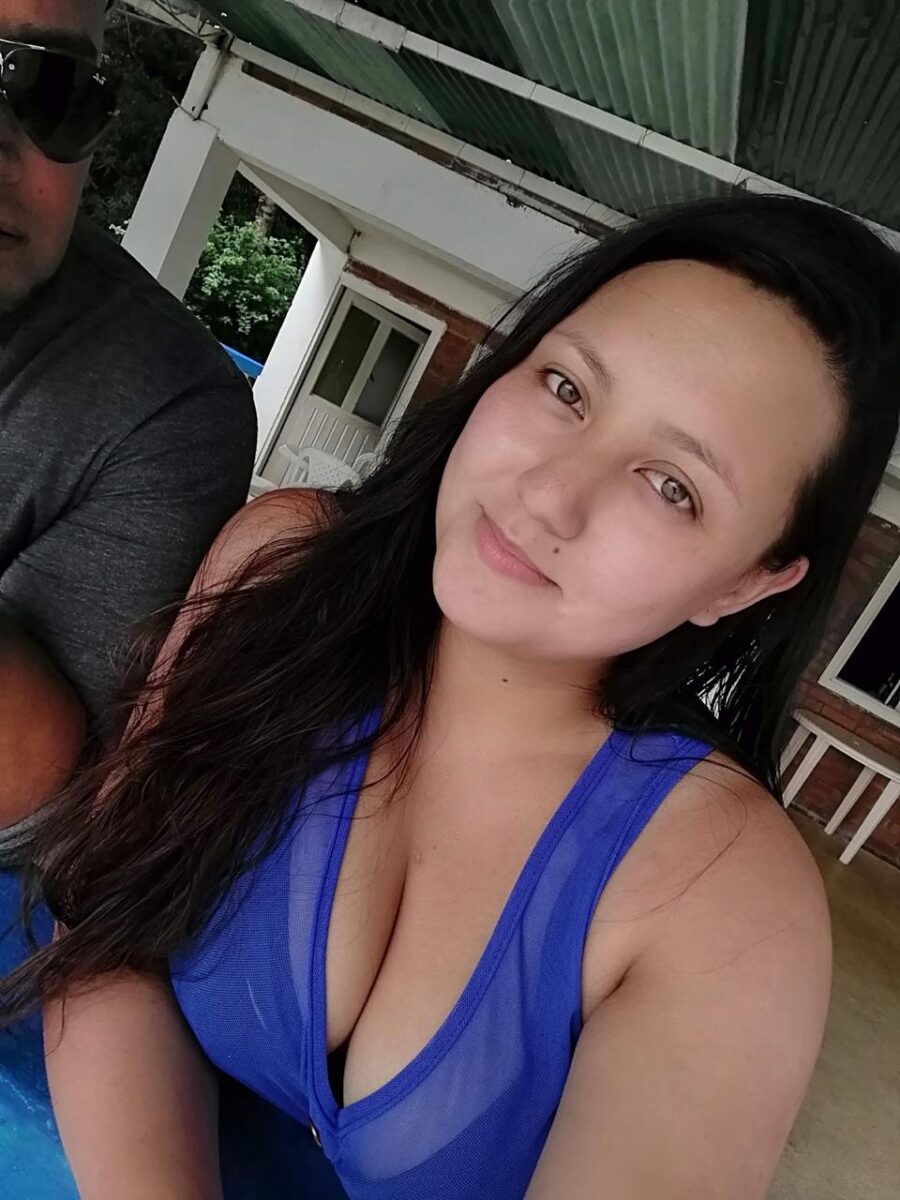 Tras la pista de Yenny Alexandra por matar a su hijo 2 Tras la pista de Yenny Alexandra por matar a su hijo Después de más de tres años de espera, la justicia ha hablado en un caso que conmovió a Colombia. Yenny Alexandra Higuera Casallas ha sido condenada por el homicidio agravado de su propio hijo, Edwin Samuel Guerrero Higuera, un bebé de apenas 15 meses, cuyo cuerpo fue hallado sin vida por inmersión en Santa Marta.