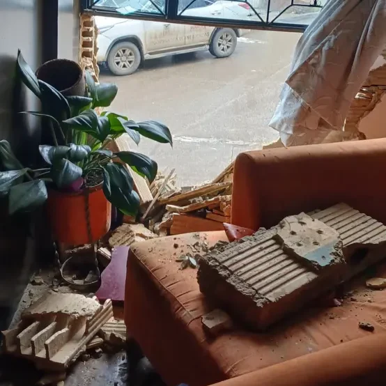 Usme: el bus de SITP que chocó contra una casa, en Danubio Azul, casi mata a la dueña Flor Parra, hermana de Esneda Forero —quien vive en la casa que fue impactada por un bus del SITP en el sector Danubio Azul (Usme)— relató cómo este accidente por poco acaba con la vida de su familiar.