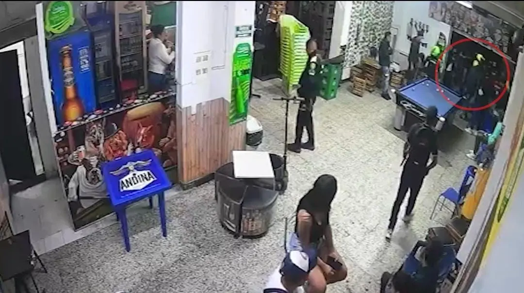 Un capturado en Los Mártires después que le pillaran un arma dentro de billar En un operativo de control en la localidad de Los Mártires, uniformados del CAI Paloquemao capturaron a un hombre de 28 años que intentó ocultar un revólver con dos cartuchos en un billar.