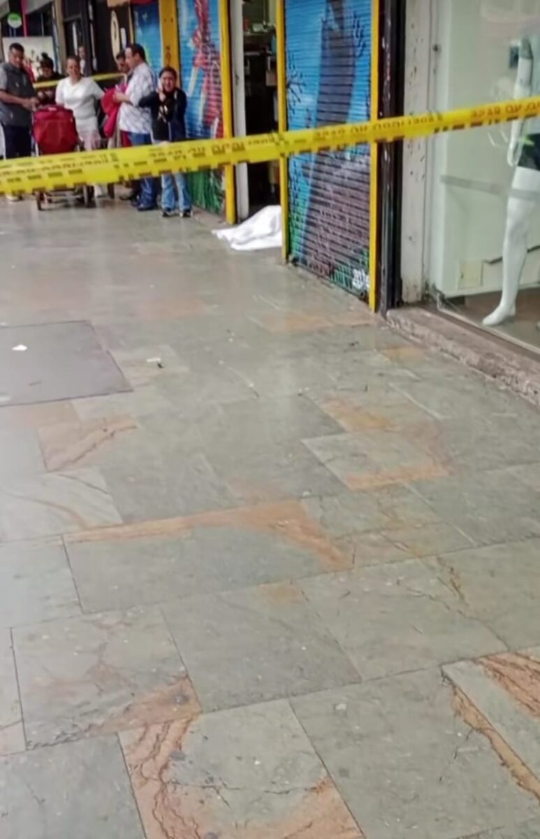 Un hombre murió en plena marcha del Orgullo LGBTIQ+ 1 Un hombre murió en plena marcha del Orgullo LGBTIQ+ Durante la marcha del Orgullo LGBTIQ+ este domingo, un hombre de aproximadamente 50 años colapsó repentinamente en plena Carrera Séptima en Chapinero.