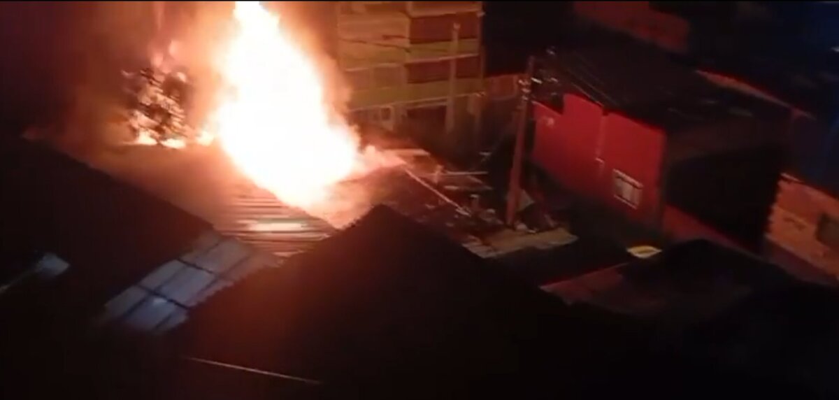 17 personas quedaron sin hogar por fuerte incendio en Los laches 1 Una casa fue consumida por fuerte incendio en el Santa Fe