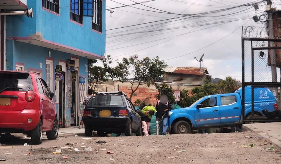 Venganza en Ciudad Bolívar: joven es asesinado a tiros mientras estaba con sus amigos Un joven de 23 años, conocido por la comunidad de Ciudad Bolívar con el alias de 'El Gato', fue asesinado mientras compartía con unos amigos frente a una tienda.