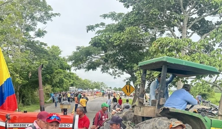 Vía Bogotá–Villavicencio cerrada por protesta arroceros