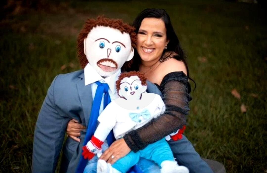 Viral: mujer casada con muñeco de trapo ya tiene tres hijos