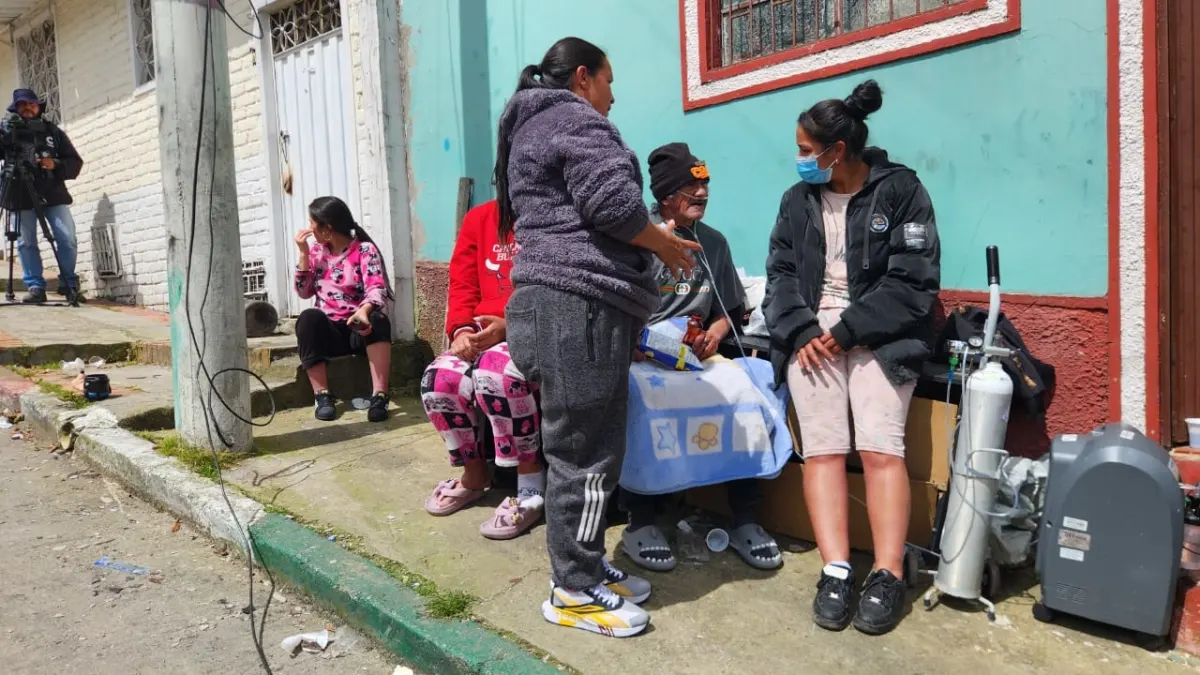 El drama de las familias de Los Laches que lo perdieron todo en el incendo 2 El drama de las familias de Los Laches que lo perdieron todo en el incendo Q'HUBO estuvo en el barrio Los Laches para conocer el drama de 11 familias que lo perdieron todo tras un incendio que arrasó con sus viviendas. Hoy claman por ayuda.