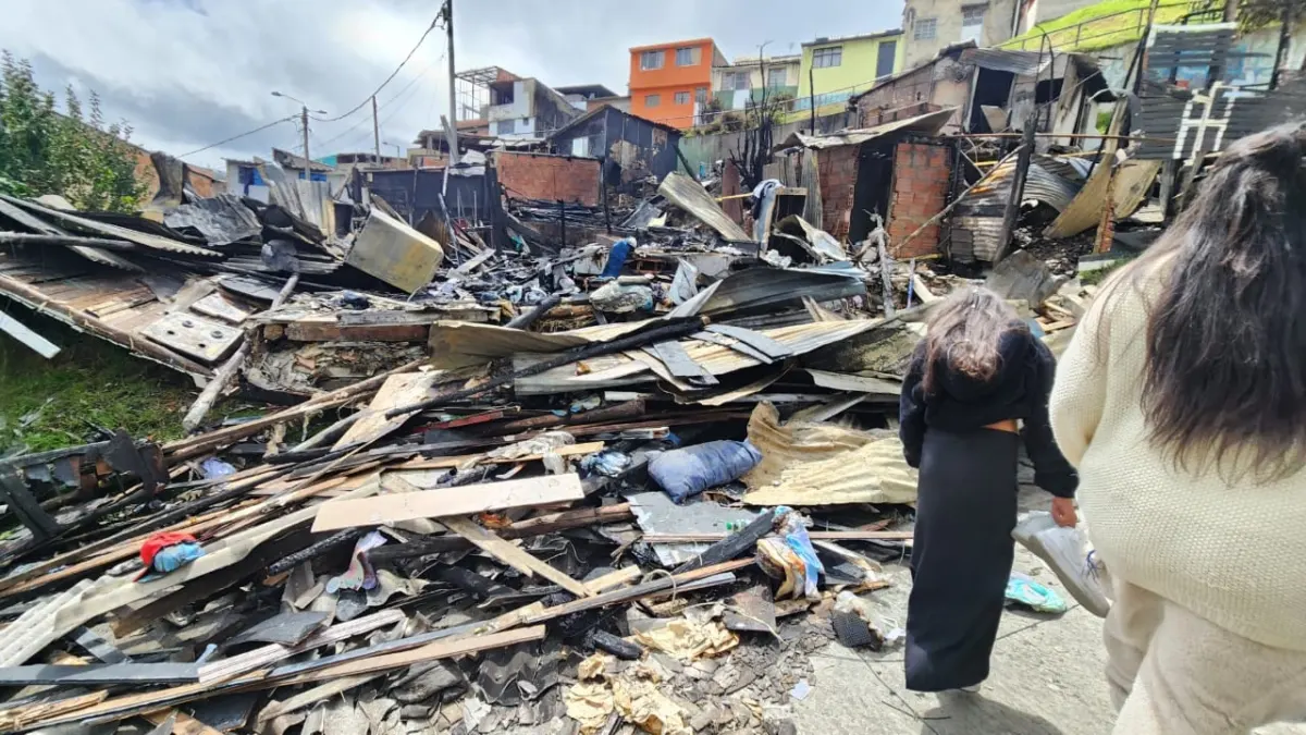 El drama de las familias de Los Laches que lo perdieron todo en el incendo 1 El drama de las familias de Los Laches que lo perdieron todo en el incendo Q'HUBO estuvo en el barrio Los Laches para conocer el drama de 11 familias que lo perdieron todo tras un incendio que arrasó con sus viviendas. Hoy claman por ayuda.