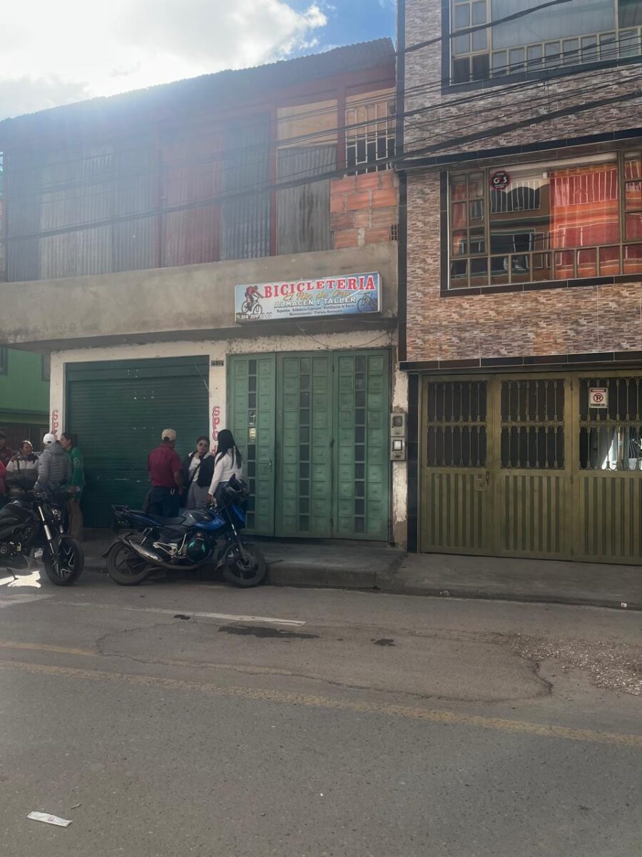 Bosa: vecinos lloran a Anumanuel, la víctima del homicidio en el barrio Villa del Progreso Anumanuel Chocontá fue asesinado tras una discusión en Villas del Progreso. Los detalles a continuación.