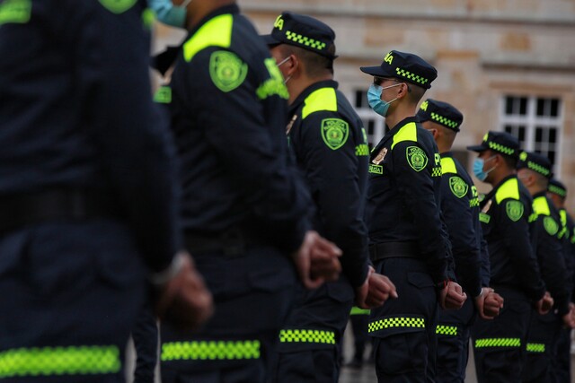 Puente Aranda: así operaban los 12 policías que, al parecer, le ayudaban a ladrones a delinquir 1 Puente Aranda: así operaban los 12 policías que, al parecer, le ayudaban a ladrones a delinquir El pasado viernes fueron capturados 12 uniformados en la localidad de Puente Aranda. Vea los detalles.